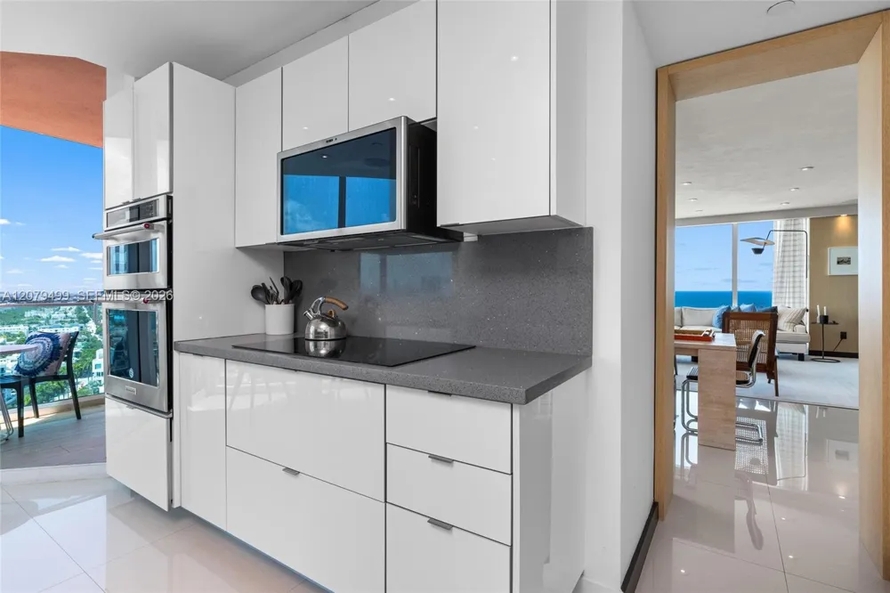 300 S Pointe Dr #2005 Miami Beach, FL 33139