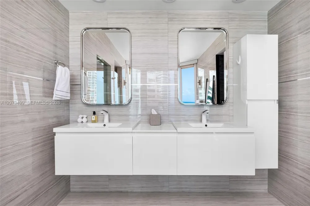 300 S Pointe Dr #2005 Miami Beach, FL 33139