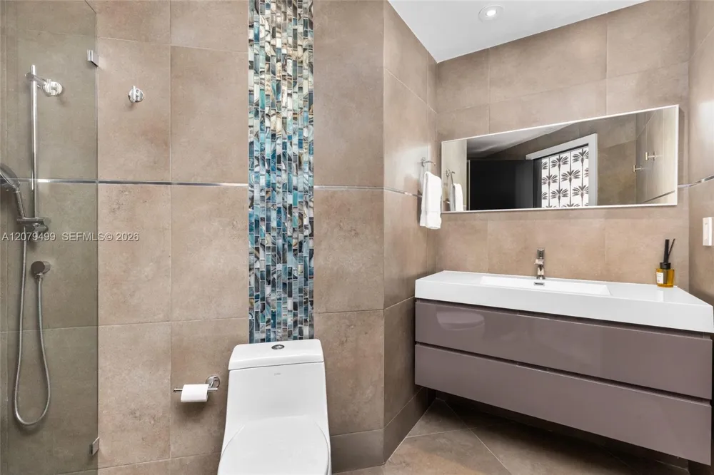 300 S Pointe Dr #2005 Miami Beach, FL 33139