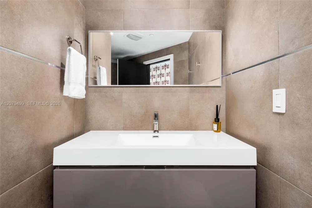 300 S Pointe Dr #2005 Miami Beach, FL 33139