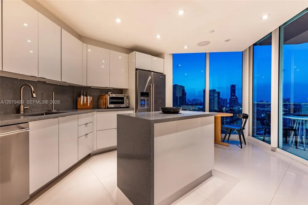 300 S Pointe Dr #2005 Miami Beach, FL 33139