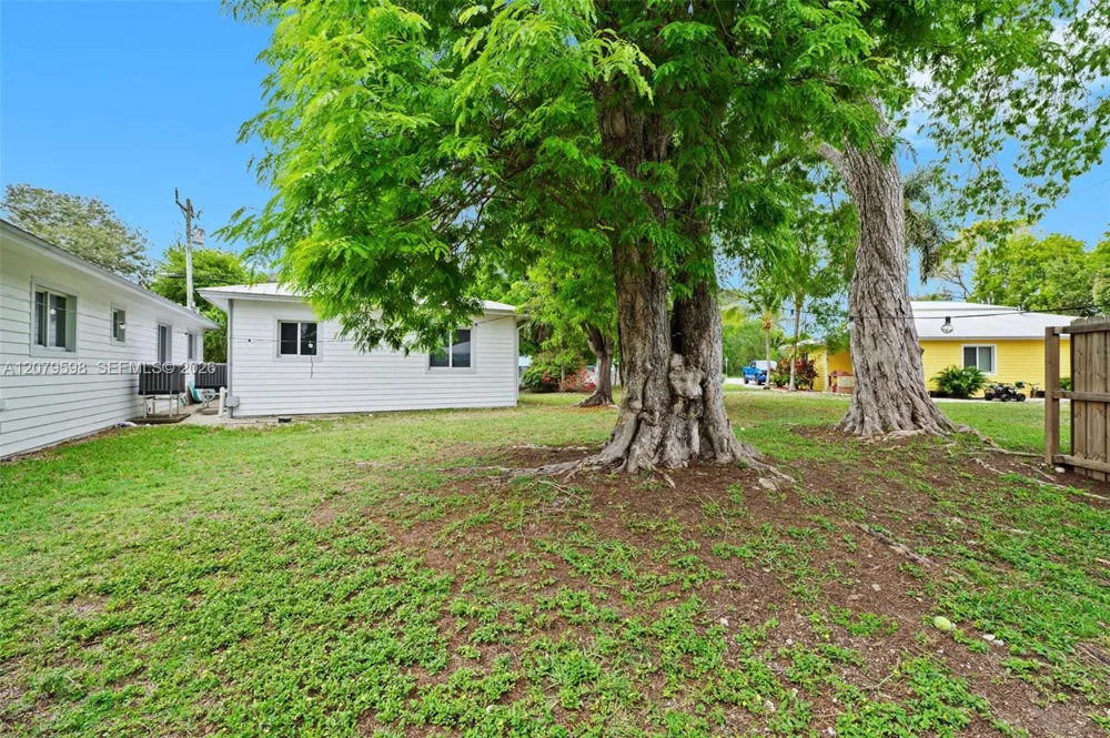 4 Transylvania Ave #B Key Largo, FL 33037