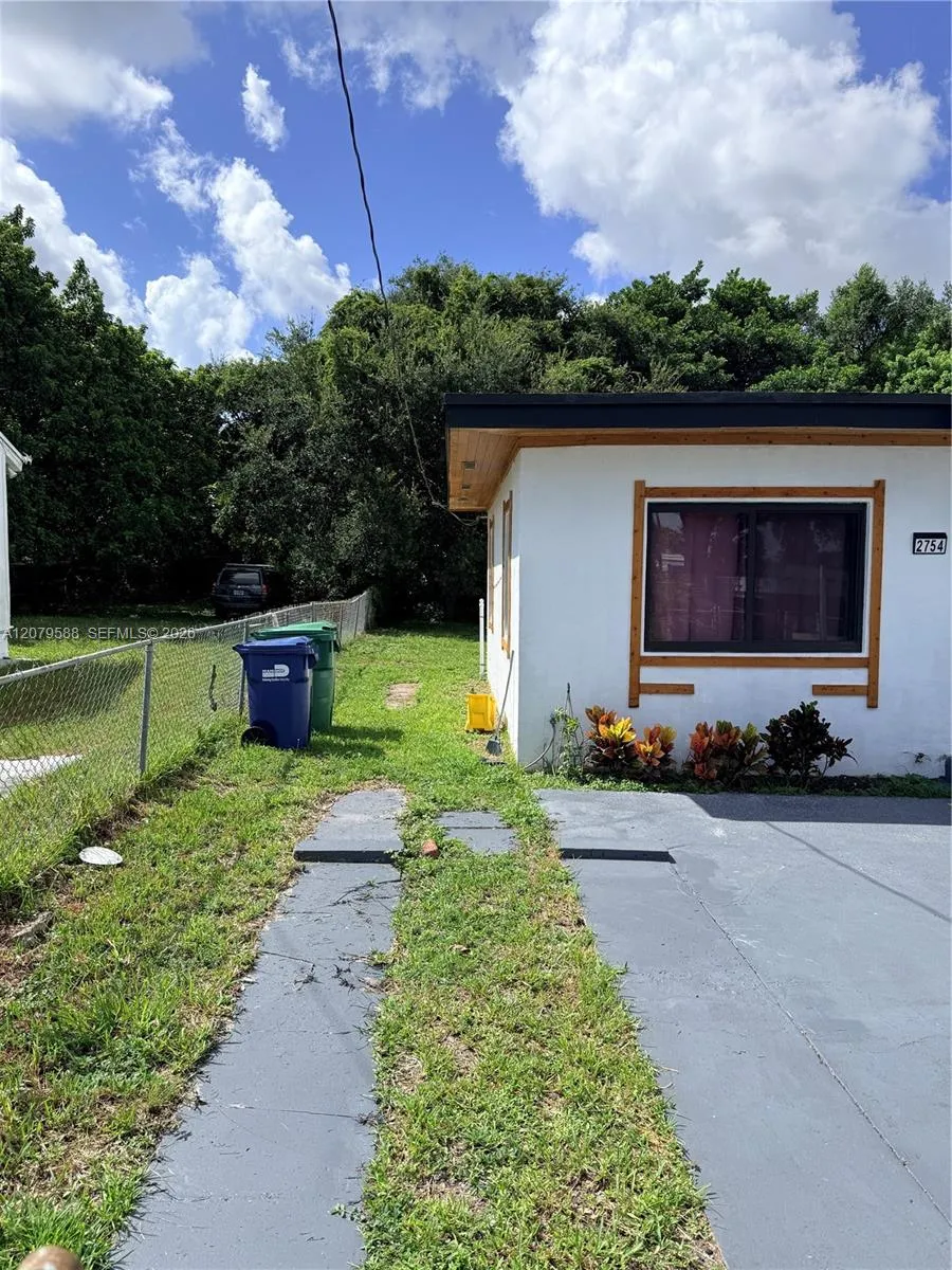 2754 NW 60th St Miami, FL 33142