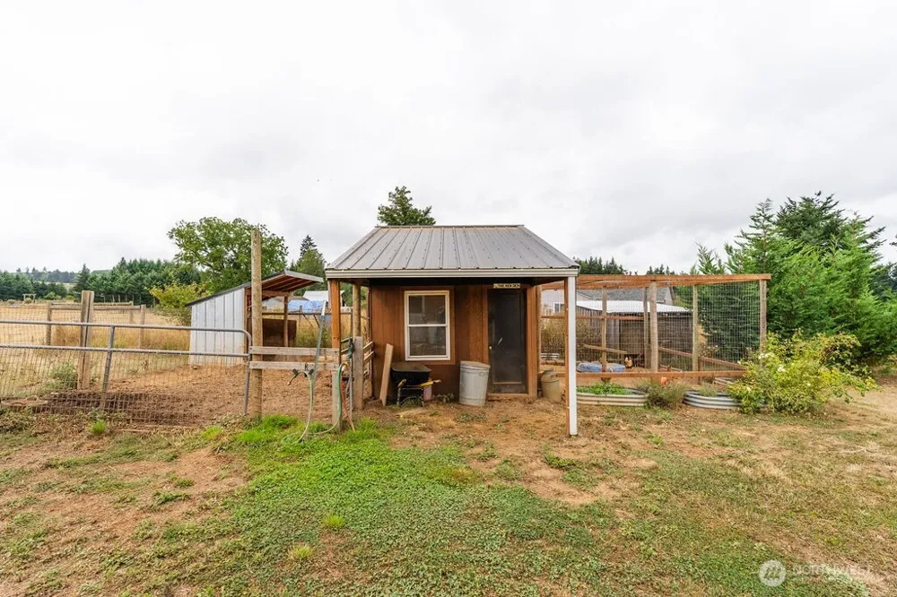 193 Schoolhouse Road Winlock, WA 98596