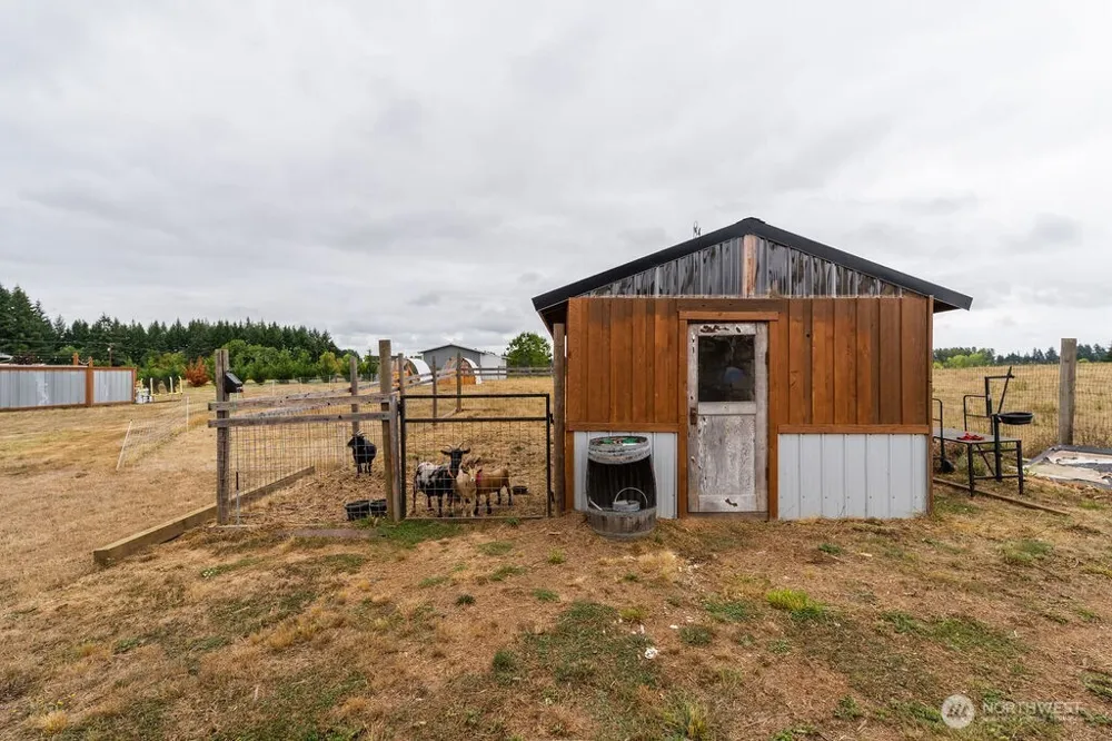 193 Schoolhouse Road Winlock, WA 98596