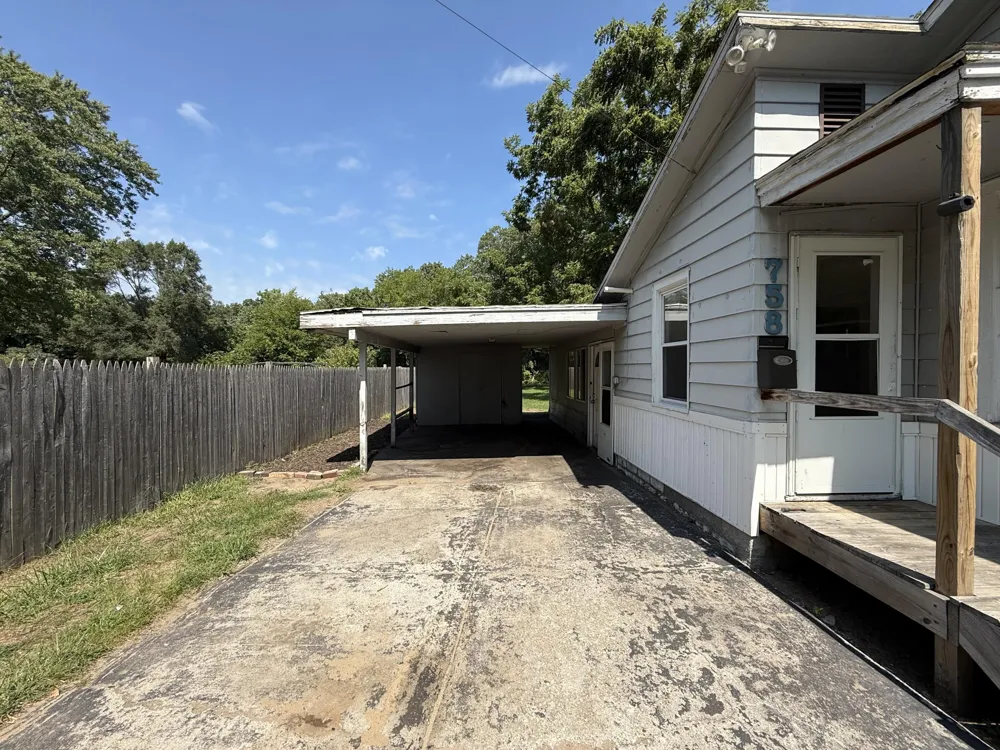 758 Oak Avenue Muskegon City, MI 49442