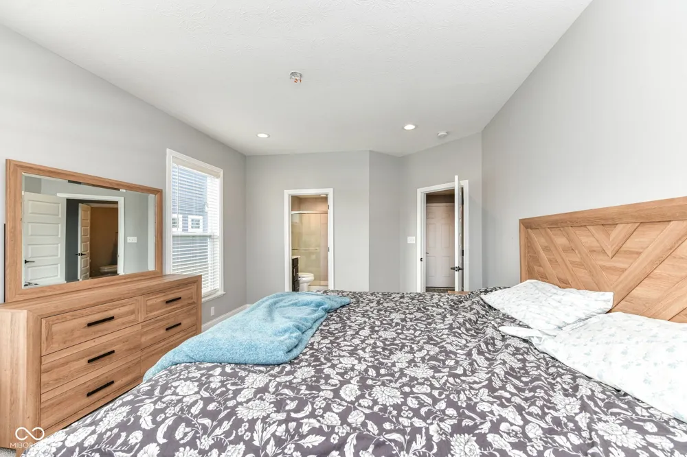 10627 Oak Bend Boulevard Indianapolis, IN 46239