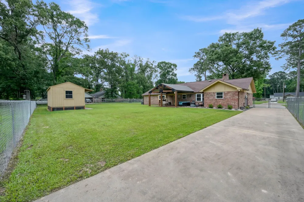 811 County Road 2267 Cleveland, TX 77327