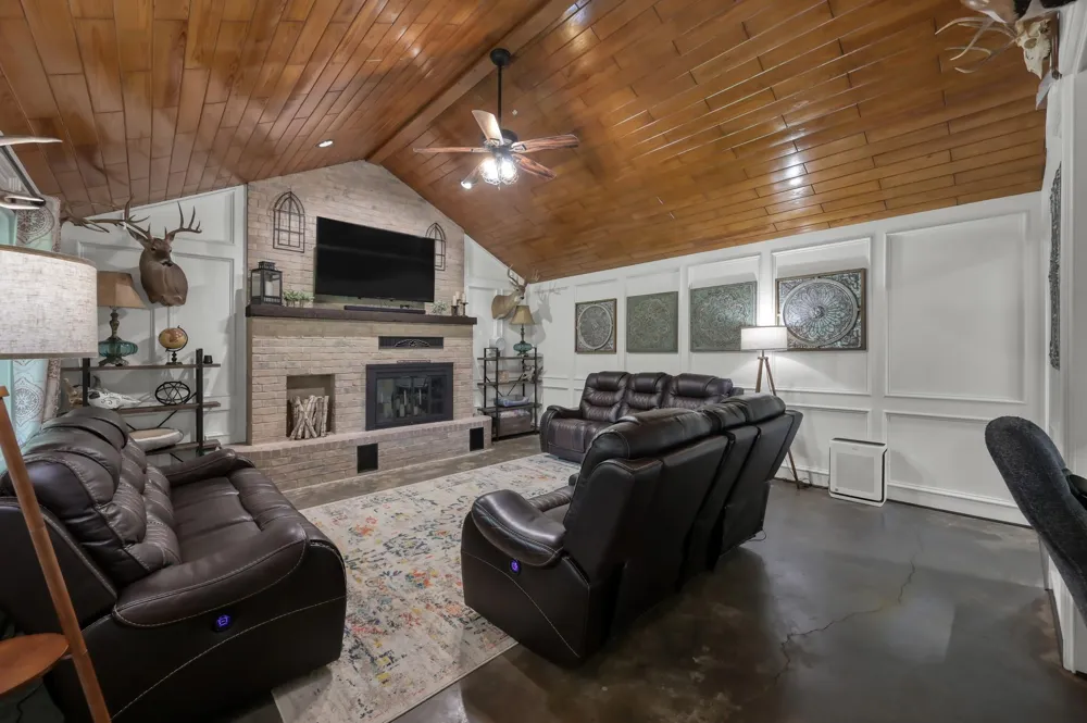 811 County Road 2267 Cleveland, TX 77327