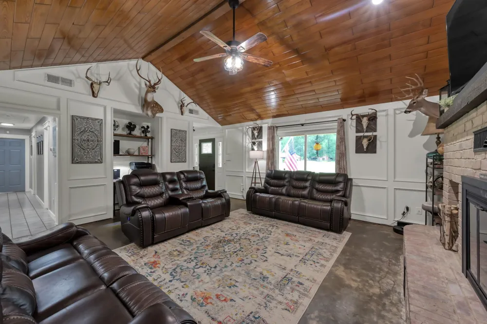 811 County Road 2267 Cleveland, TX 77327