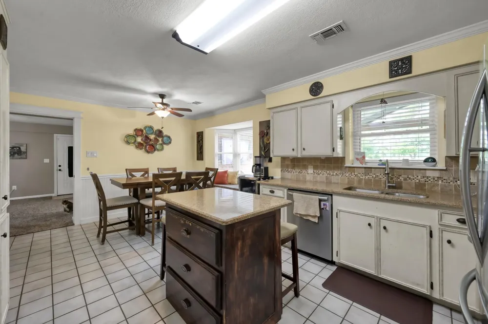 811 County Road 2267 Cleveland, TX 77327