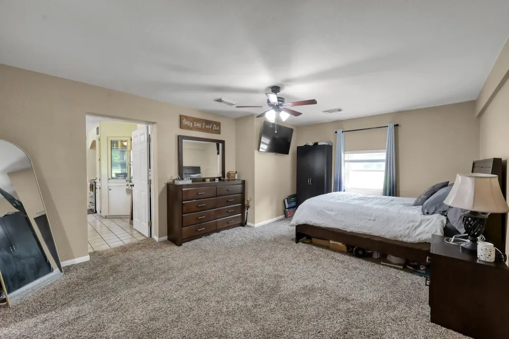 811 County Road 2267 Cleveland, TX 77327