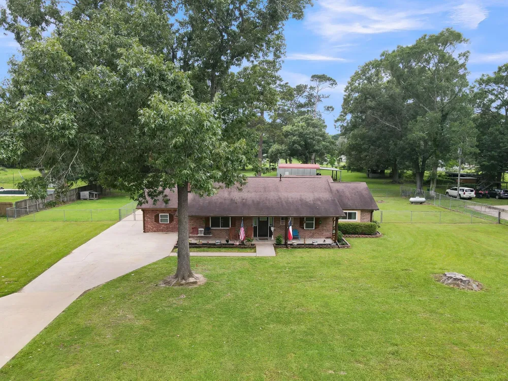 811 County Road 2267 Cleveland, TX 77327