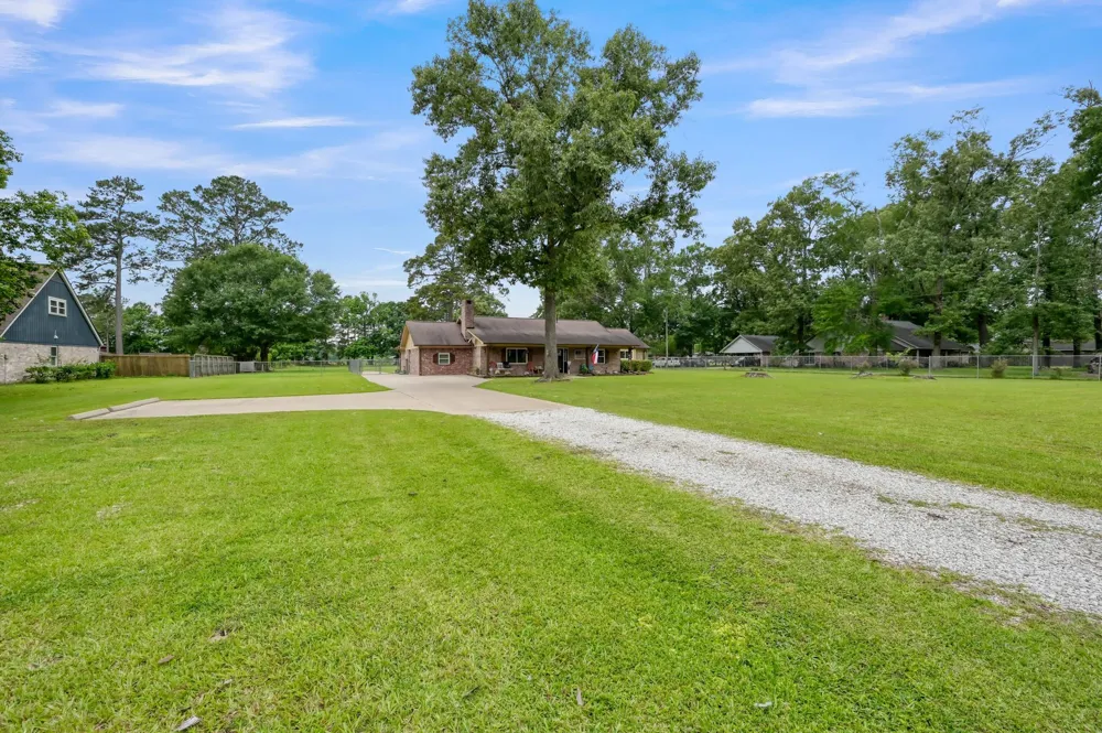 811 County Road 2267 Cleveland, TX 77327