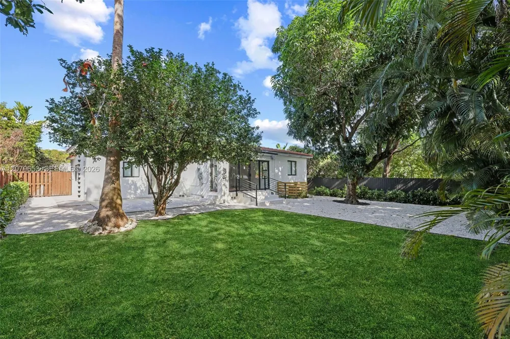 912 NE 82nd St Miami, FL 33138