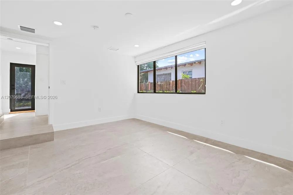 912 NE 82nd St Miami, FL 33138
