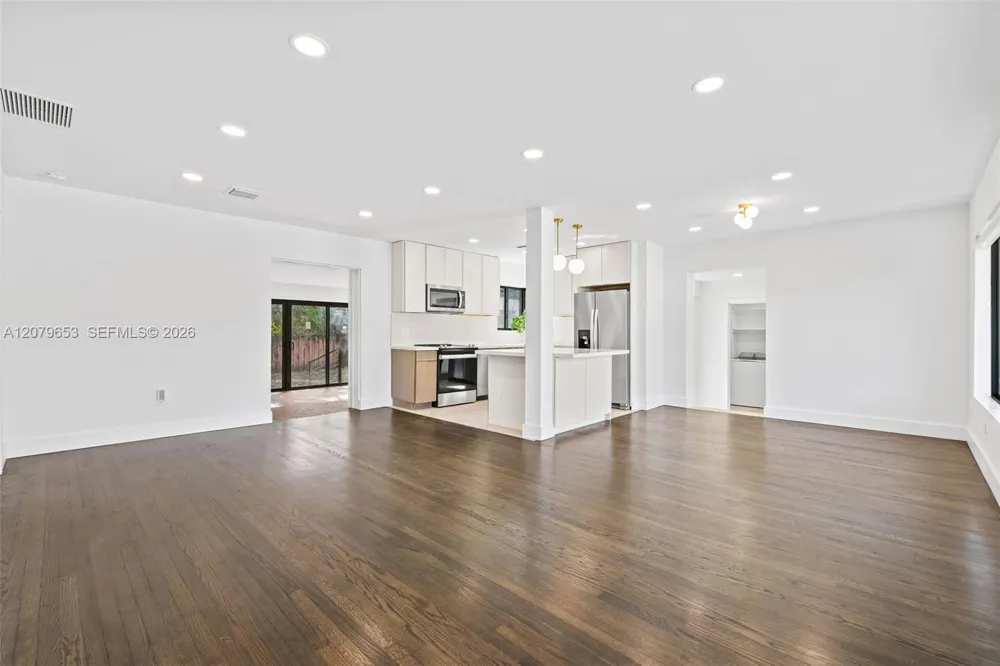 912 NE 82nd St Miami, FL 33138
