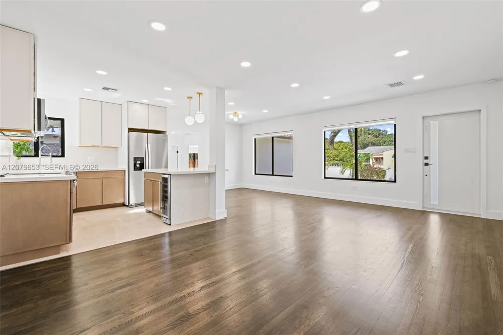 912 NE 82nd St Miami, FL 33138