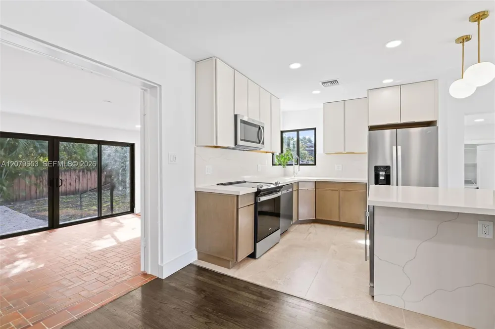 912 NE 82nd St Miami, FL 33138
