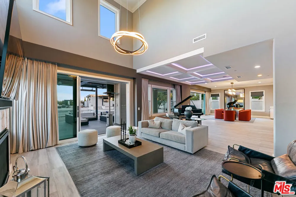 18548 Clydesdale Road Granada Hills, CA 91344