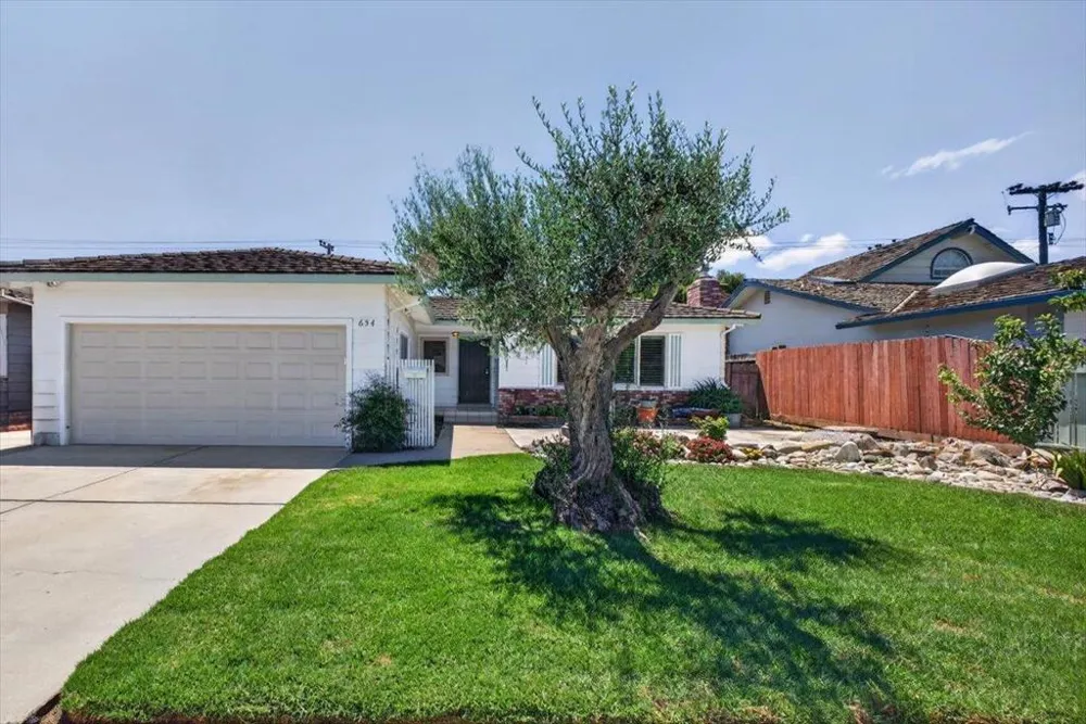 654 La Mesa Drive Salinas, CA 93901