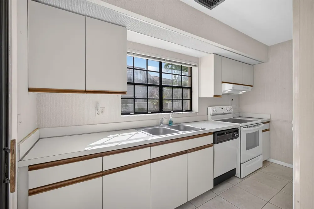 350 PRESTWICK CIRCLE #2 Palm Beach Gardens, FL 33418