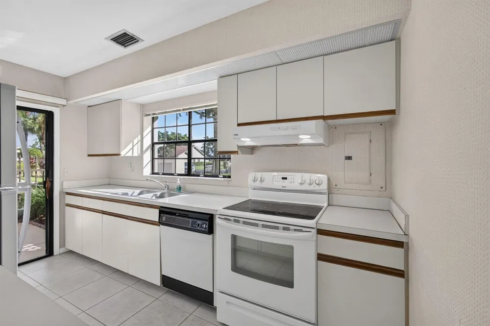 350 PRESTWICK CIRCLE #2 Palm Beach Gardens, FL 33418