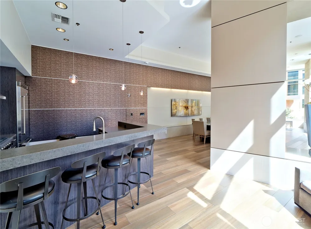 10610 NE 9th Place #605 Bellevue, WA 98004