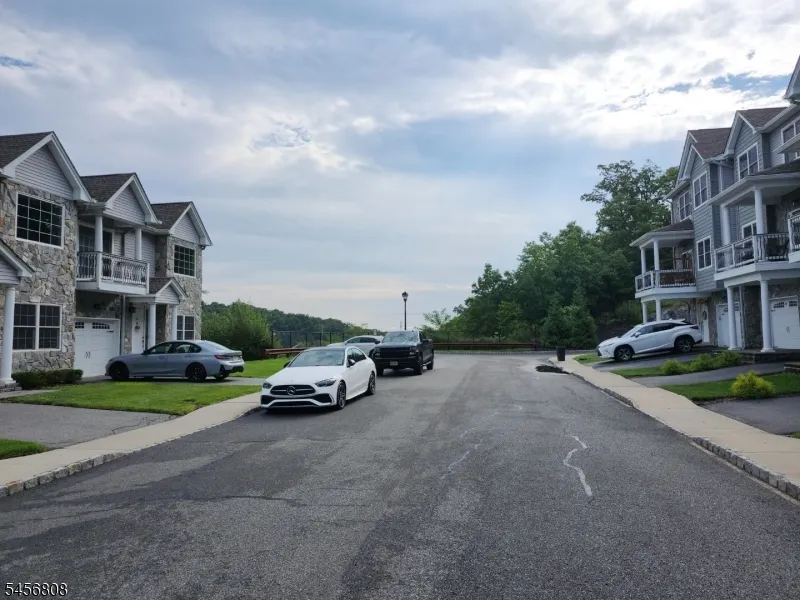 65 Halina Ln Butler, NJ 07405