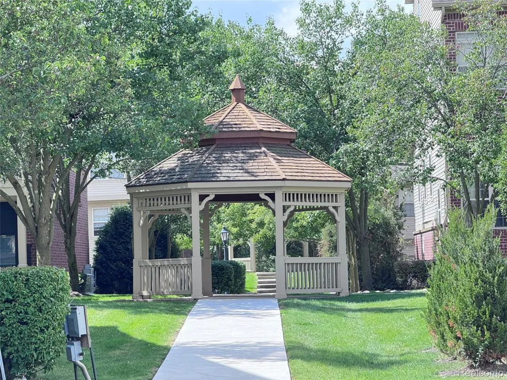 488 Village Drive Walled Lake City, MI 48390