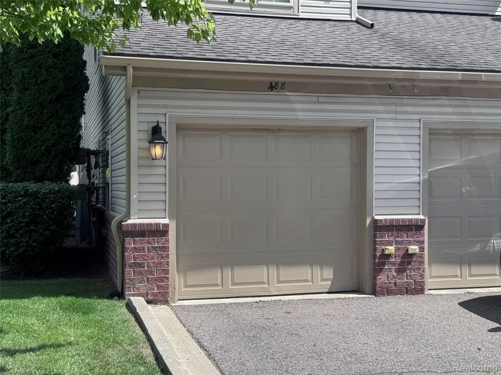 488 Village Drive Walled Lake City, MI 48390
