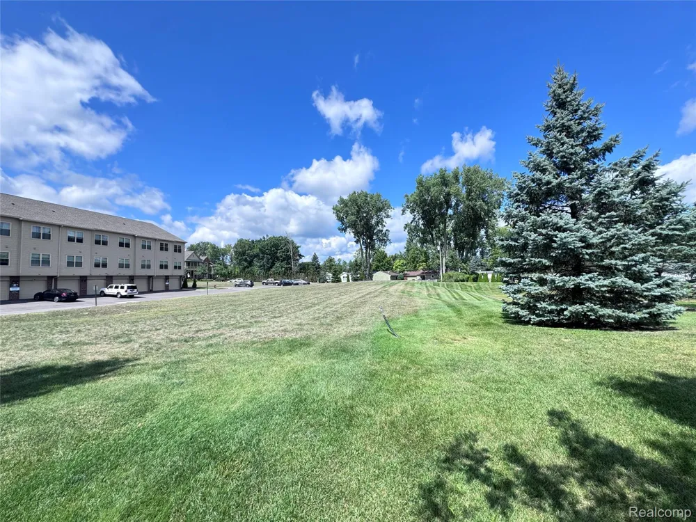 488 Village Drive Walled Lake City, MI 48390