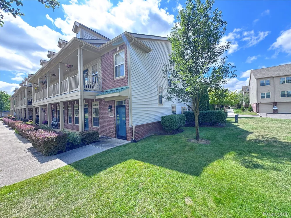 488 Village Drive Walled Lake City, MI 48390
