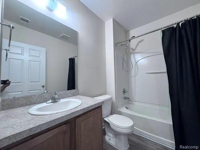488 Village Drive Walled Lake City, MI 48390