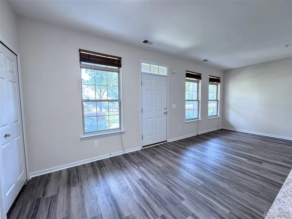 488 Village Drive Walled Lake City, MI 48390