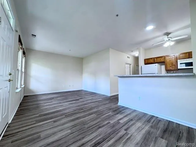 488 Village Drive Walled Lake City, MI 48390