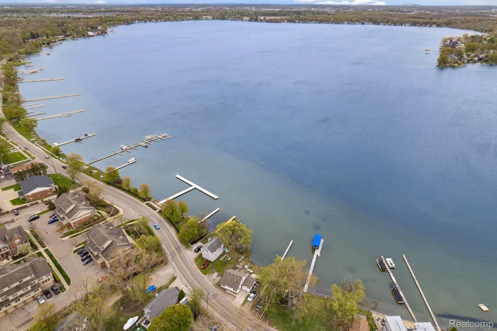 488 Village Drive Walled Lake City, MI 48390