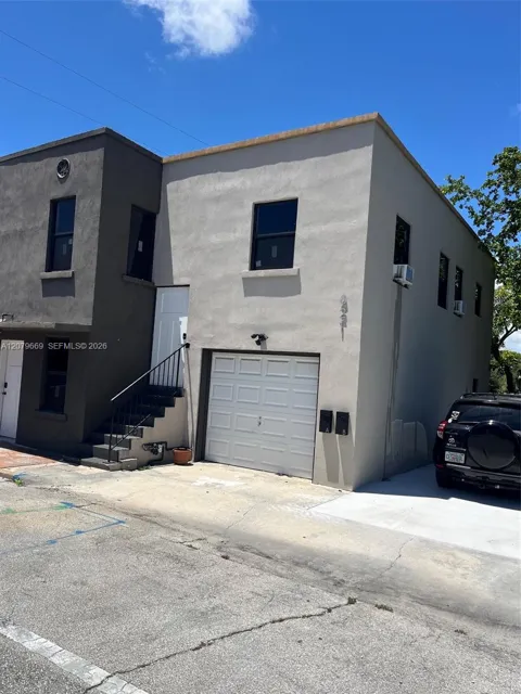 821 Tamarind Ave #B
