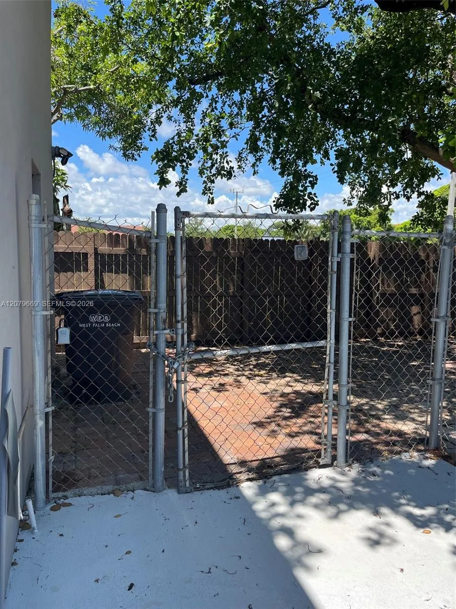 821 Tamarind Ave #B West Palm Beach, FL 33401