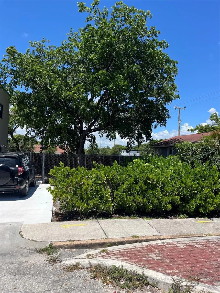 821 Tamarind Ave #B West Palm Beach, FL 33401