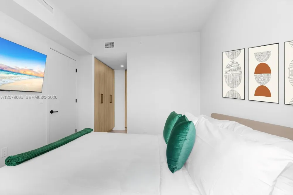 121 NE 5th St #2002 Miami, FL 33132