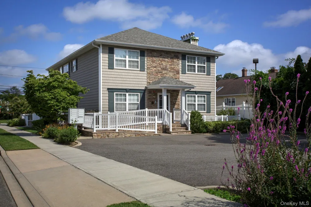276 Eastern Parkway #276-02 Farmingdale, NY 11735