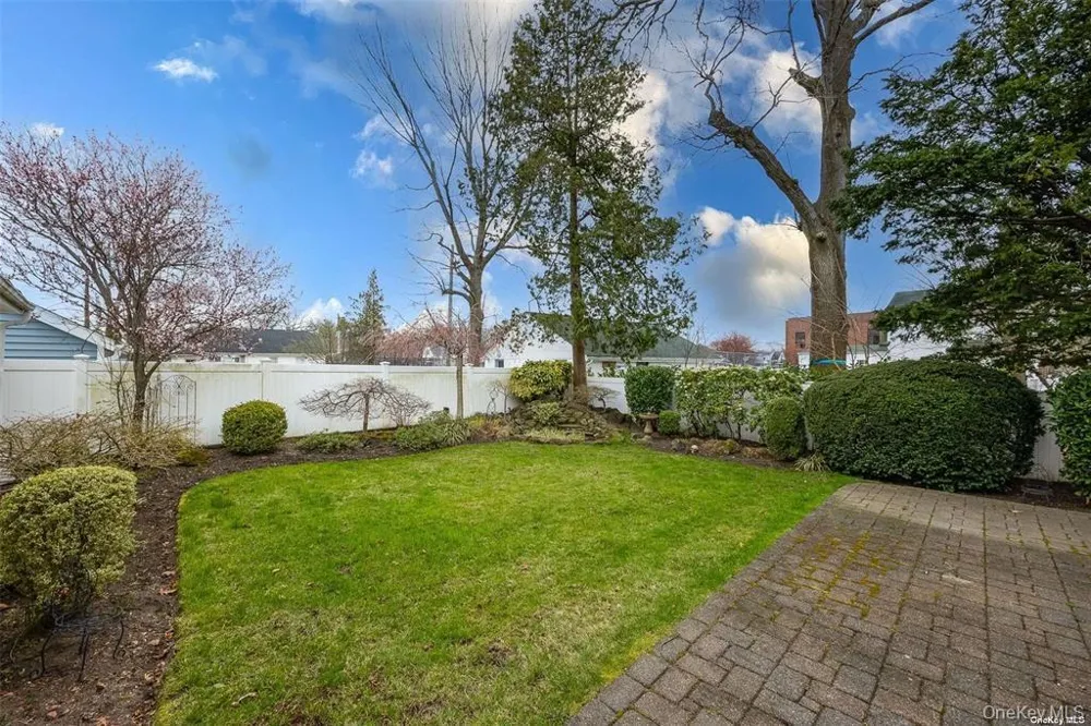18 Yale Place Lynbrook, NY 11563