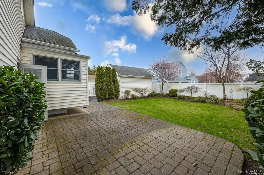 18 Yale Place Lynbrook, NY 11563