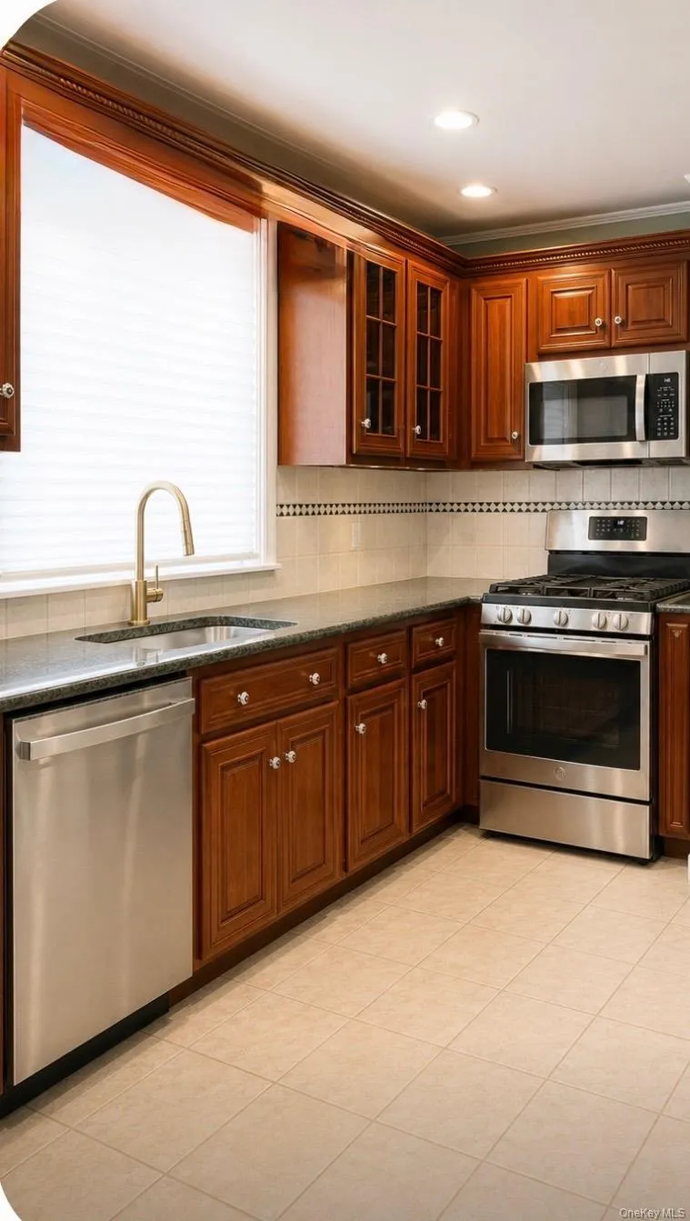 18 Yale Place Lynbrook, NY 11563