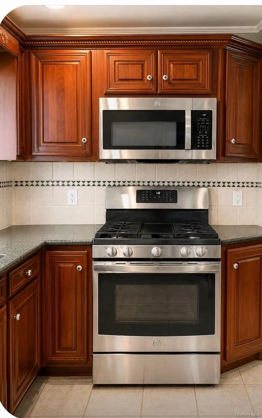 18 Yale Place Lynbrook, NY 11563