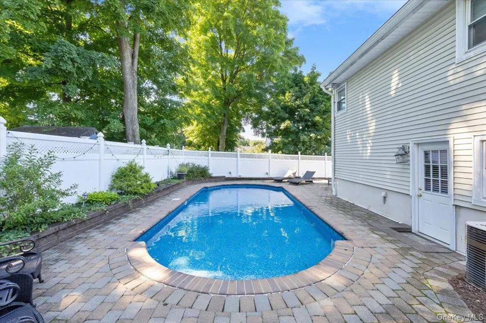 8 Foxwood Avenue Suffern, NY 10901