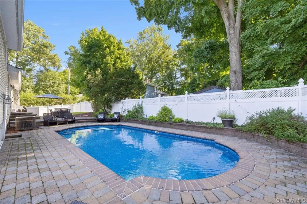 8 Foxwood Avenue Suffern, NY 10901