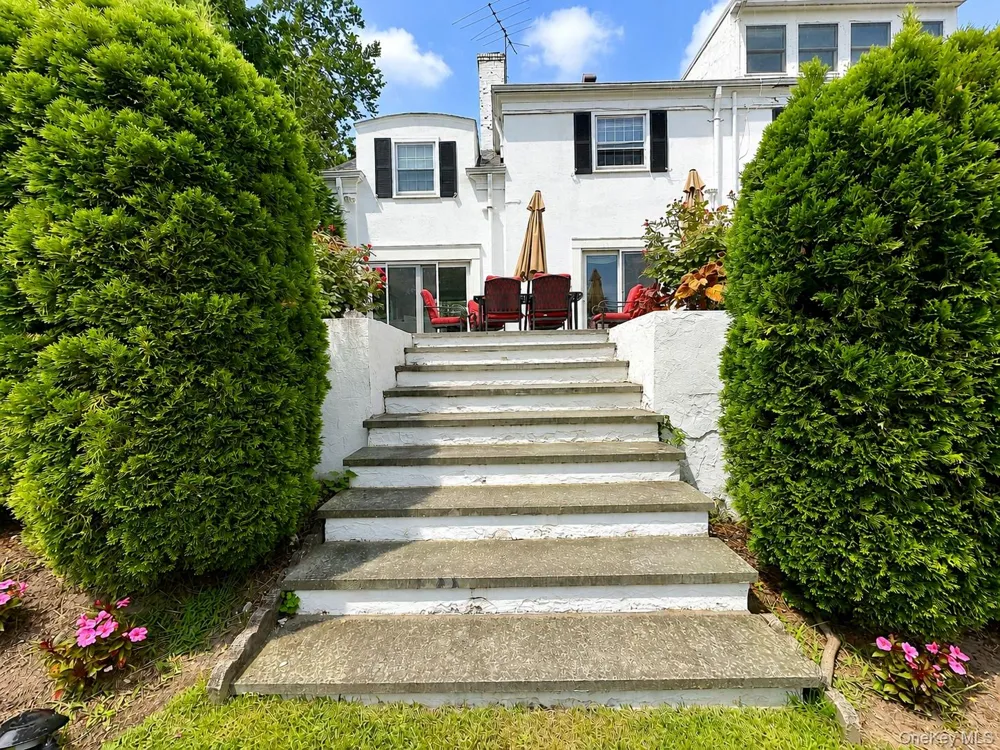 31 Griffen Avenue Scarsdale, NY 10583