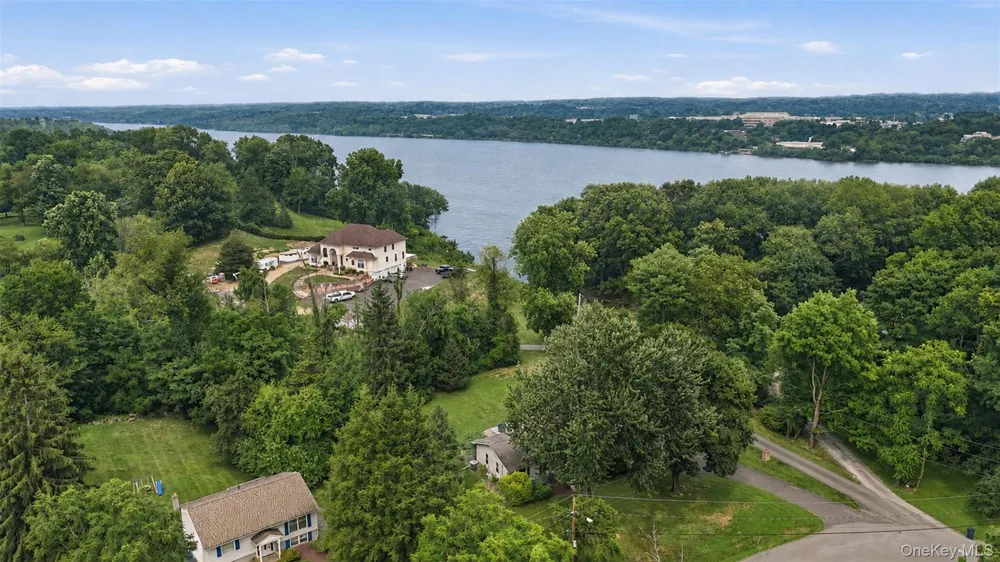 4 Seneca Lane Milton, NY 12547